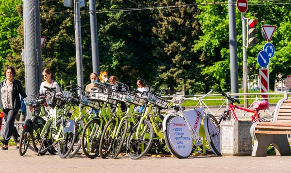 - Rusya. St. Petersburg, Politeknik cadde .04 Haziran 2021. Bisiklet paylaşımı.