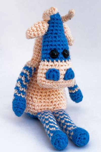 Amigurumi bebek el yapımı goby oturur, arka plan izole edilir.