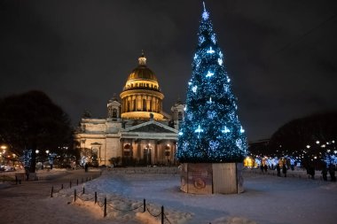 - Rusya. Aziz Petersburg. Isakievsky Meydanı. 19 Aralık 2021. St. Isaac Katedrali manzarası. Şehrin akşam manzarası.