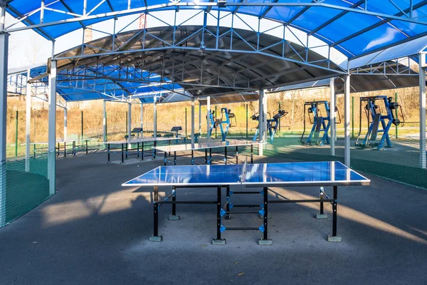 스포츠 경기장에 테니스 테이블 기구를 설치하는 — 스톡 사진