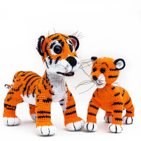 El yapımı Amigurumi kaplan yavrusu 2022 'nin bir sembolüdür. İzole et