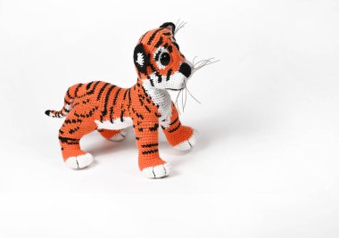 Tığ işi el yapımı amigurumi bebekleri, yumuşak hayvan oyuncakları. İzole et.