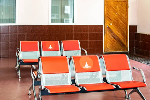İstasyonun bekleme odasındaki boş koltuklar. Salgın sırasında güvenli mesafede.