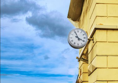 Evin duvarında bir Roma kadranı ile yuvarlak saat.