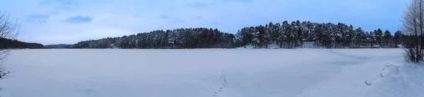 Donmuş gölde gündoğumu manzarası. Kış manzarası.