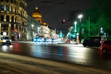 - Rusya. Aziz Petersburg. Saray geçidi. 19 Aralık 2021. St. Isaac Katedrali manzarası. Şehrin akşam manzarası.