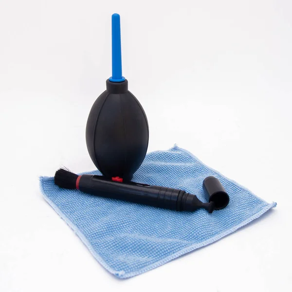 Lensleri temizlemek ve fotoğraf makinesinden tozu silmek için araçlar.