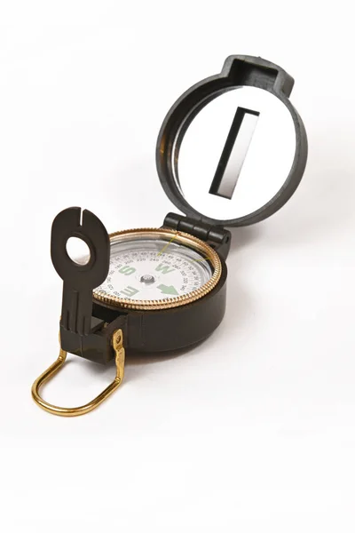 Beyaz arka planda helograflı turist manyetik pusulası. İzole et..