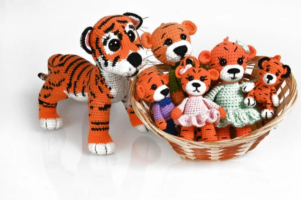 Amigurumi bebekleri sepetteki kaplan yavruları. 2022 'nin sembolü. İzole et.