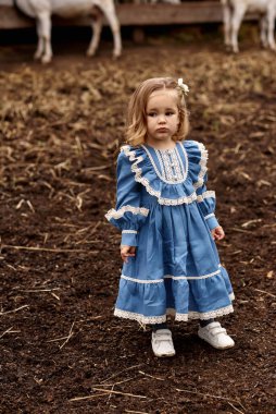 Çiftlikteki güzel elbiseli şirin çocukların portresi. 