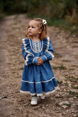 Çiftlikteki güzel elbiseli şirin çocukların portresi. 