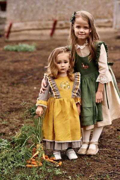 Lindos Niños Hermosos Vestidos Verdes Caminando Una Granja Sobre Fondo — Foto de Stock