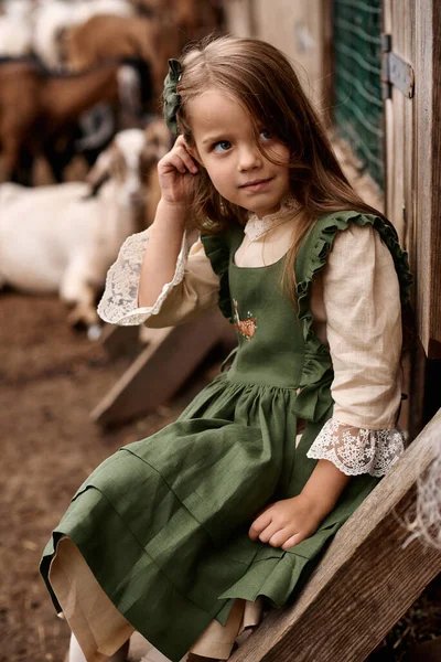 Çiftlikte Yürüyen Yeşil Elbiseli Şirin Bir Çocuğun Portresi — Stok fotoğraf