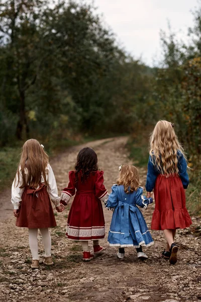 Lindos Niños Hermosos Vestidos Caminando Una Granja Sobre Fondo Cabras — Foto de Stock