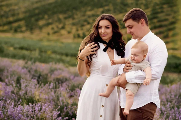 Bella Giovane Famiglia Campo Lavanda Trascorre Giornata — Foto Stock