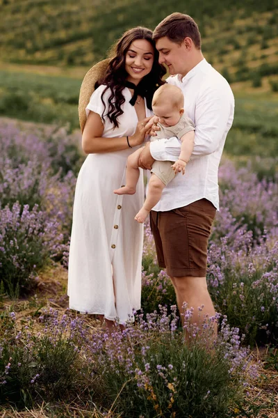 Vacker Ung Familj Ett Lavendelfält Tillbringar Dagen — Stockfoto
