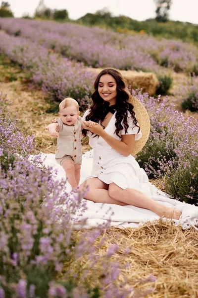 Aantrekkelijke Jonge Moeder Spelen Met Haar Baby Een Lavendel Veld — Stockfoto