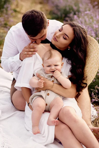 Hermosa Familia Joven Campo Lavanda Pasa Día — Foto de Stock