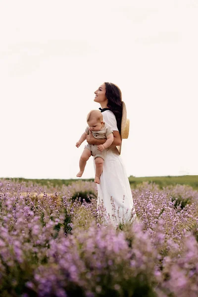 Çekici Genç Anne Bebeğiyle Lavanta Tarlasında Oynuyor — Stok fotoğraf