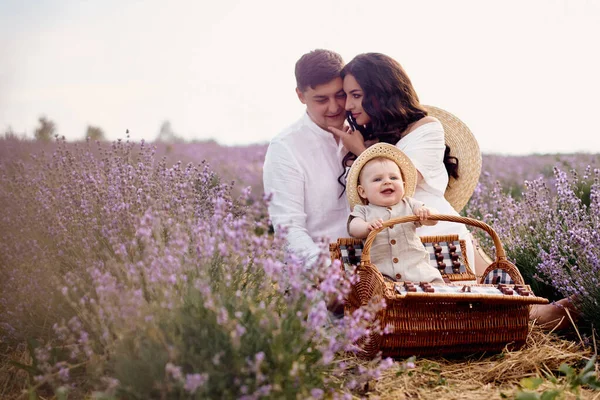 Beautiful Young Family Lavender Field Spends Day — ストック写真