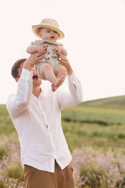 Yakışıklı Genç Baba Oğluyla Lavanta Tarlasında Oynuyor — Stok fotoğraf