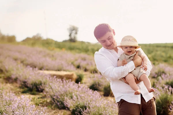 Bello Giovane Papà Giocare Con Figlio Lavanda Campo — Foto Stock