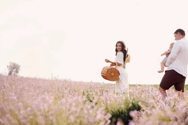 Beautiful Young Family Lavender Field Spends Day — Stock Photo, Image