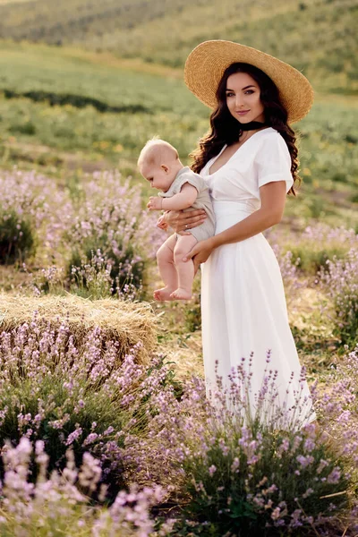 Atraente Jovem Mãe Brincando Com Seu Bebê Campo Lavanda — Fotografia de Stock