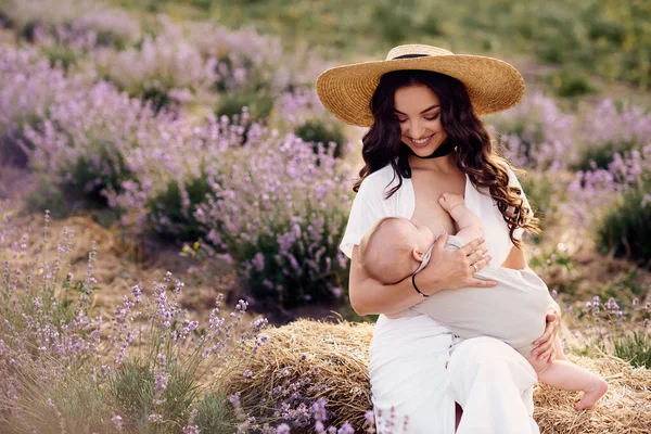 Belle Jeune Mère Allaitant Bébé Dans Champ Lavande — Photo