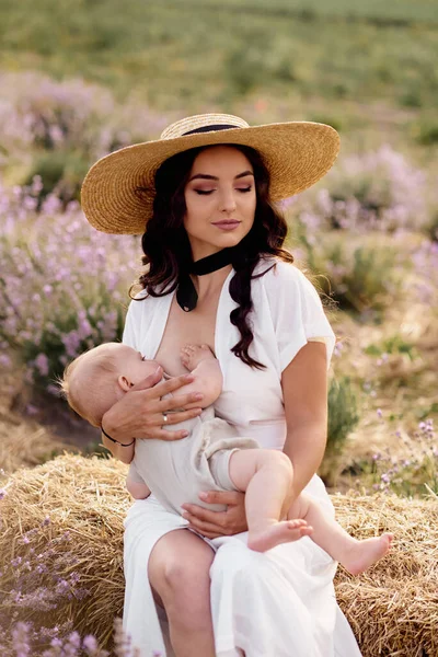 Bela Jovem Mãe Amamentando Bebê Campo Lavanda — Fotografia de Stock