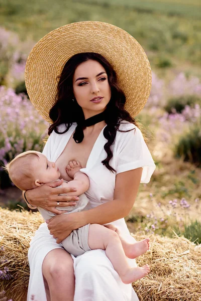 Bella Giovane Madre Che Allatta Bambino Campo Lavanda — Foto Stock