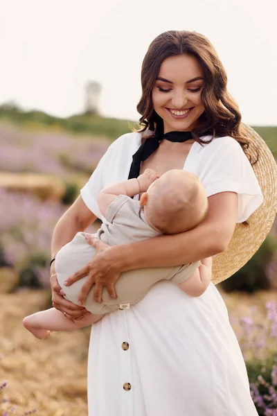 Beautiful Young Mother Breastfeeding Baby Lavender Field — ストック写真