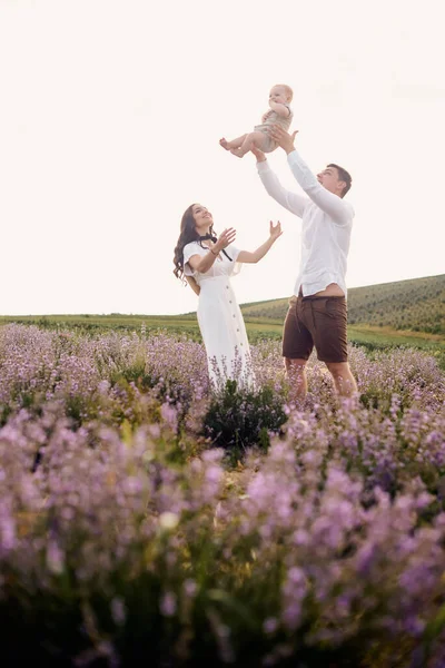 Vacker Ung Familj Ett Lavendelfält Tillbringar Dagen — Stockfoto