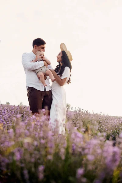 Bela Família Jovem Campo Lavanda Passa Dia — Fotografia de Stock