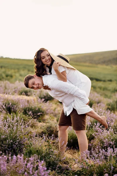 Mooi Jong Paar Lopen Een Lavendel Veld — Stockfoto