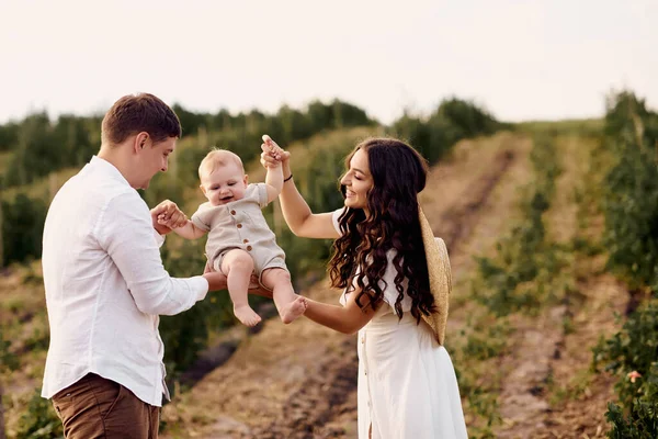 Tarlada Bebeği Olan Genç Güzel Bir Aile — Stok fotoğraf