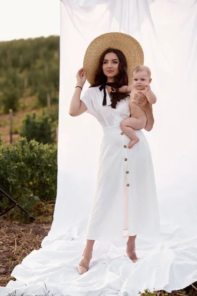 Ritratto Una Giovane Bella Madre Con Bambino Panno Bianco Nel — Foto Stock