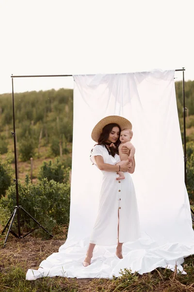 Portrait Young Beautiful Mother Baby White Cloth Field — ストック写真