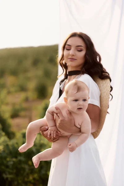 Retrato Una Joven Hermosa Madre Con Bebé Paño Blanco Campo —  Fotos de Stock