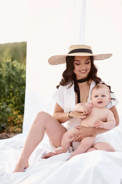 Portrait Une Jeune Belle Mère Avec Bébé Sur Tissu Blanc — Photo