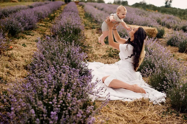 Attraktive Junge Mutter Spielt Mit Ihrem Baby Einem Lavendelfeld — Stockfoto