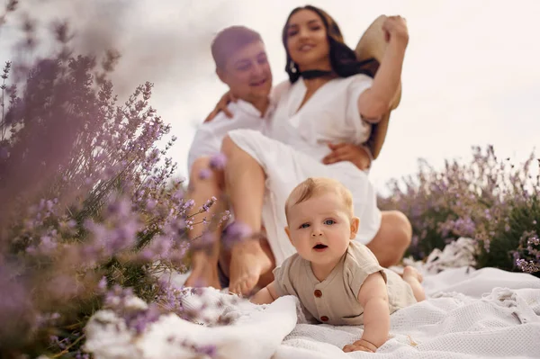 Vacker Ung Familj Ett Lavendelfält Tillbringar Dagen — Stockfoto