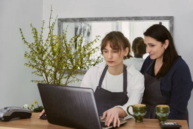 Dizüstü bilgisayarda çalışan güzel bir çiçekçi.