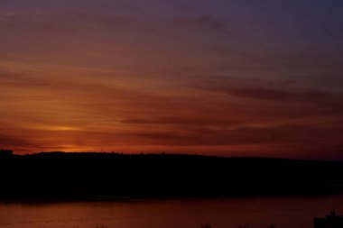 Gün batımı göl şehrin üzerinde