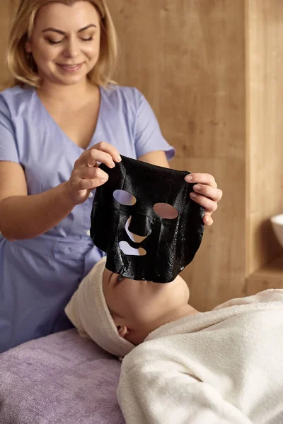 Gezicht Peeling Masker Spa Schoonheidsbehandeling Huidverzorging Vrouw Krijgt Gezichtsverzorging Door — Stockfoto