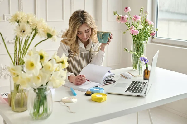Młode Kreatywne Kobieta Kwiaciarni Pomocą Laptopa Starcie Biznesu Kwiaciarnia — Zdjęcie stockowe
