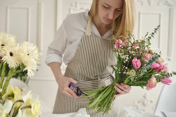 Dizüstü bilgisayar kullanan genç yaratıcı kadın bir çiçek dükkanında. Çiçekçi iş başlangıç.