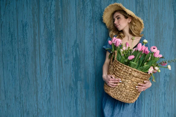 Beautiful Young Florist Wicker Basket Flowers Her Hands Straw Hat — Stockfoto