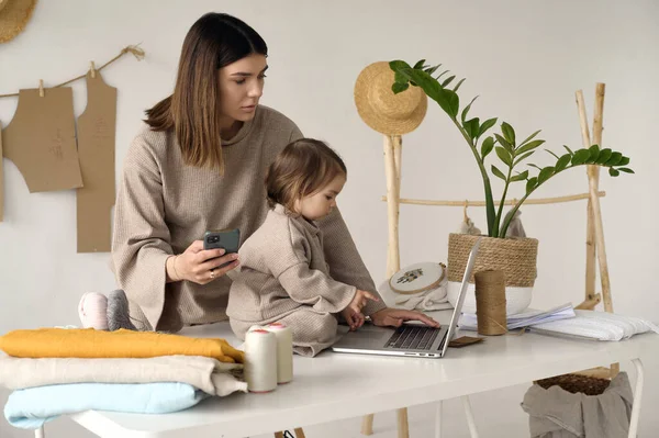 Dressmaker Ruhákat Készít Műtermében Lányával — Stock Fotó