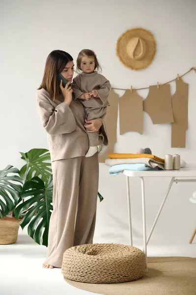 Naaister Maken Kleding Haar Studio Met Haar Dochter — Stockfoto